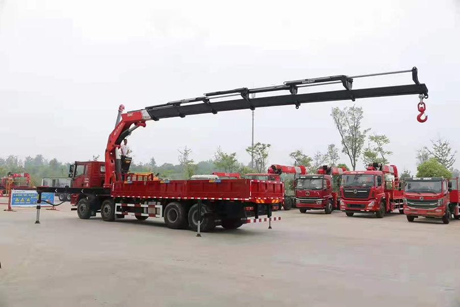 陜汽德龍25噸長(zhǎng)興折臂隨車(chē)吊